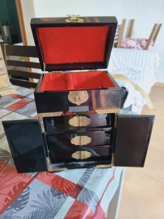 Joyero de madera con espejo y cajones