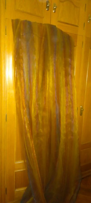 Cortinas hechas a mano doradas y multicolor.