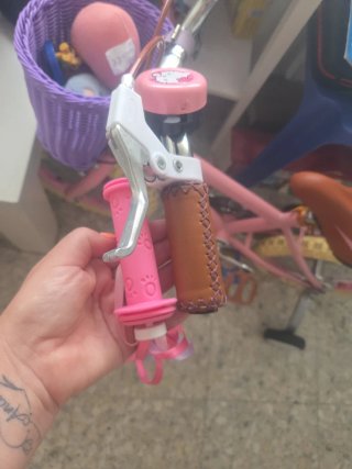 Bicicleta infantil rosa con cesta