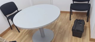 Mesa redonda oficina gris y blanca