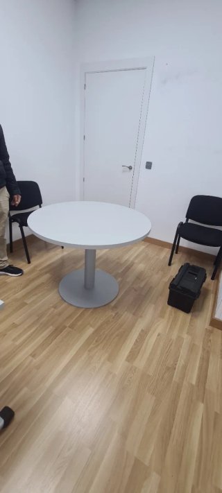 Mesa redonda oficina gris y blanca