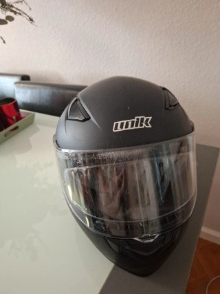 Casco y guantes de moto marca UNIK color negro