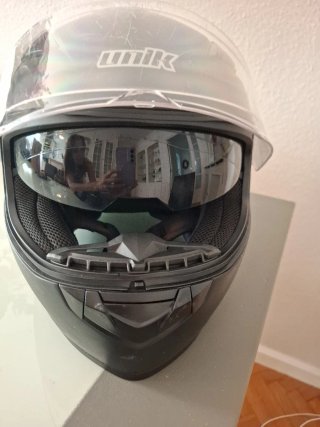 Casco y guantes de moto marca UNIK color negro