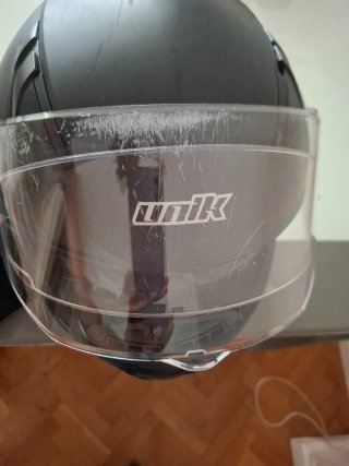 Casco y guantes de moto marca UNIK color negro