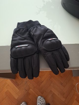 Casco y guantes de moto marca UNIK color negro