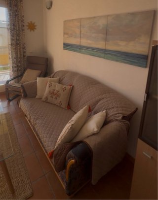 Sofá de tela beige y marrón
