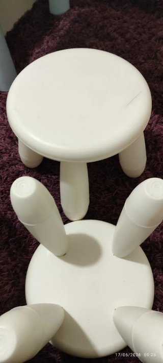 Mesa y 2 taburetes Mammut Ikea infantiles