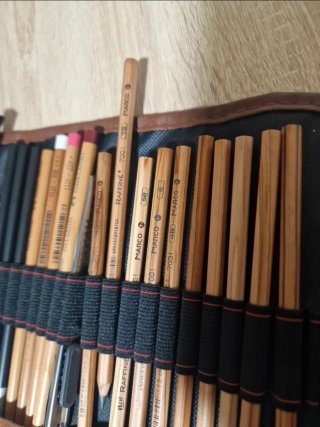 Estuche de dibujo con lápices y accesorios