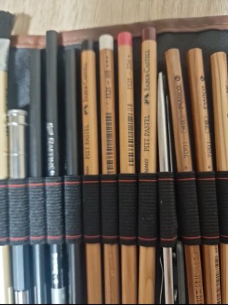 Estuche de dibujo con lápices y accesorios