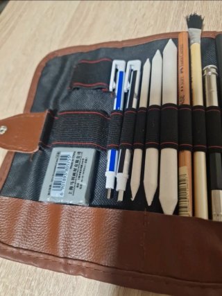 Estuche de dibujo con lápices y accesorios