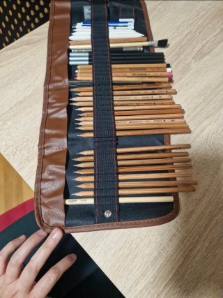 Estuche de dibujo con lápices y accesorios