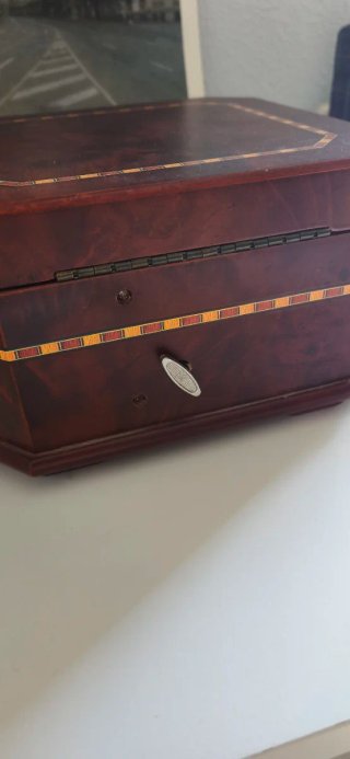 Joyero de madera con espejo y cajón con musica