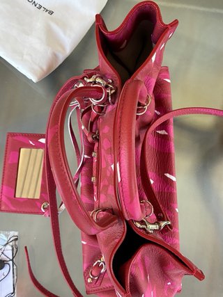 Bolso Balenciaga estampado fucsia y burdeos.
