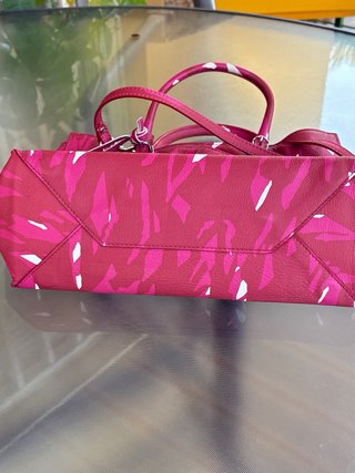 Bolso Balenciaga estampado fucsia y burdeos.