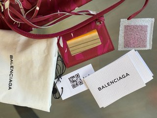 Bolso Balenciaga estampado fucsia y burdeos.