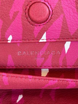Bolso Balenciaga estampado fucsia y burdeos.