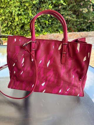Bolso Balenciaga estampado fucsia y burdeos.