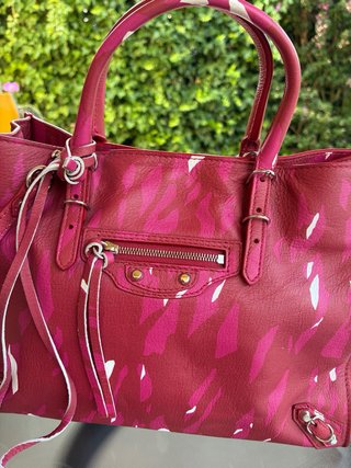 Bolso Balenciaga estampado fucsia y burdeos.