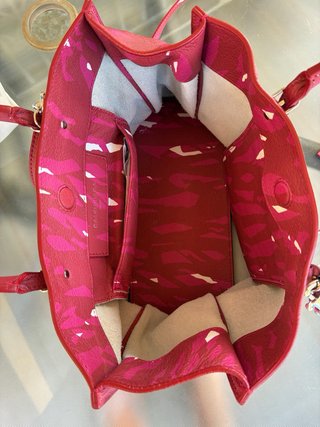 Bolso Balenciaga estampado fucsia y burdeos.