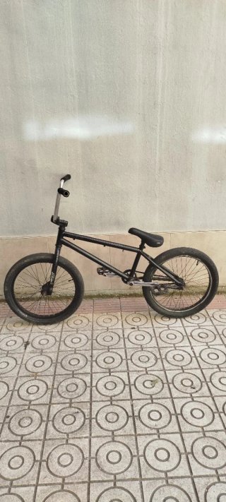 Bici BMX Negra y plateada marca radio