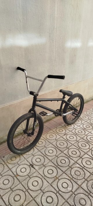 Bici BMX Negra y plateada marca radio