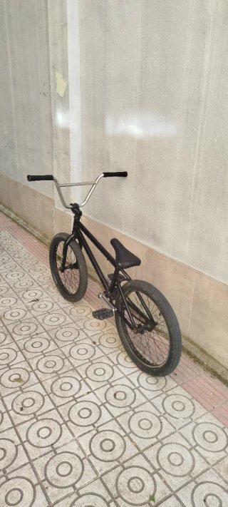 Bici BMX Negra y plateada marca radio