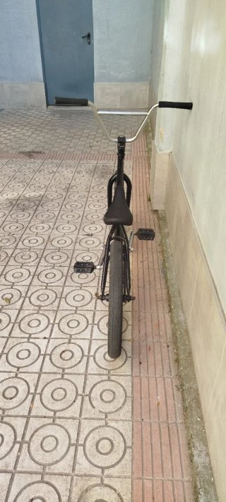 Bici BMX Negra y plateada marca radio