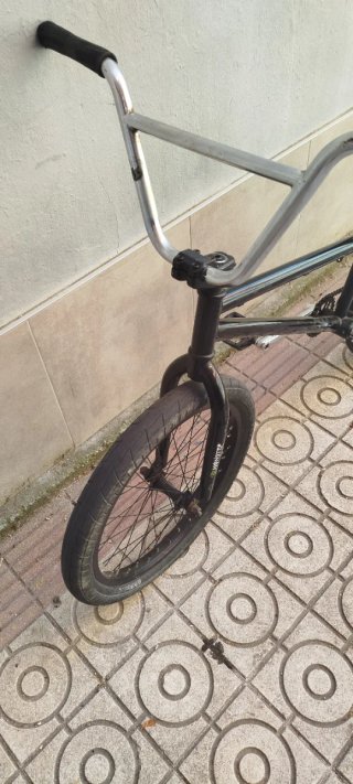 Bici BMX Negra y plateada marca radio