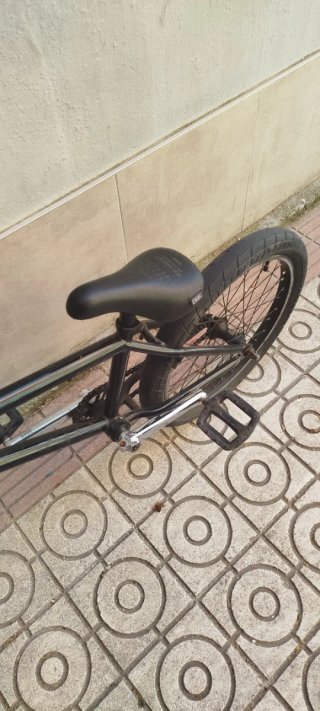 Bici BMX Negra y plateada marca radio
