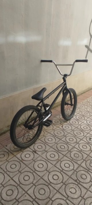 Bici BMX Negra y plateada marca radio