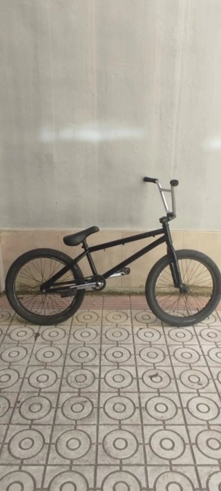 Bici BMX Negra y plateada marca radio