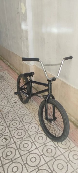 Bici BMX Negra y plateada marca radio