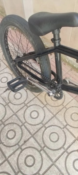 Bici BMX Negra y plateada marca radio