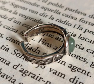 Anillo plata con piedra verde ovalada