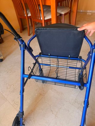 Andador azul con asiento y cesta
