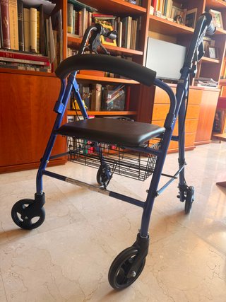 Andador azul con asiento y cesta
