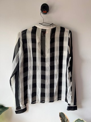 Camisa de rayas blancas y negras