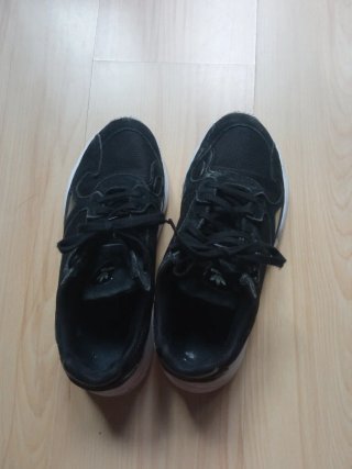Zapatillas Adidas Negras y Plateadas