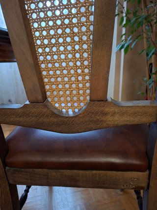 Sedia in legno con sedile in pelle. Ci sono 6 sedie