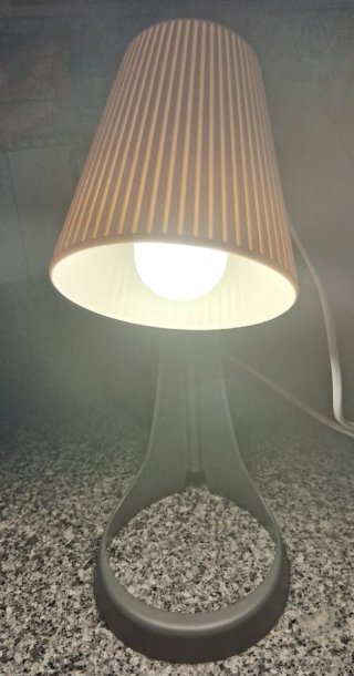 Lámpara de mesa gris y blanca
