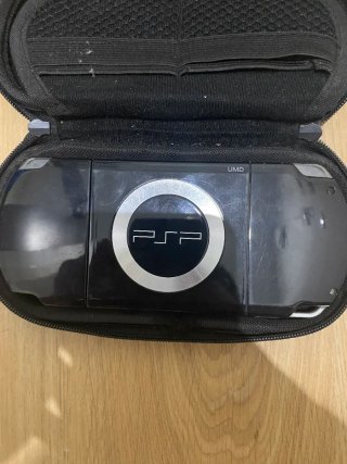PSP 2000 Negra + Cargador + Complementos.