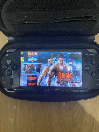 PSP 2000 Negra + Cargador + Complementos.