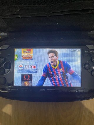 PSP 2000 Negra + Cargador + Complementos.