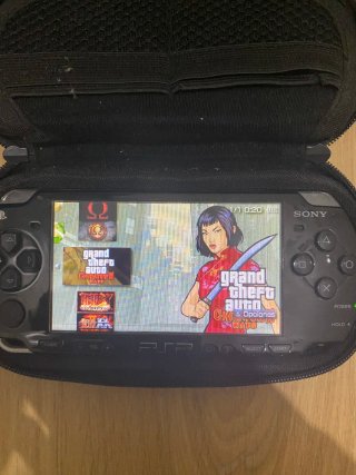 PSP 2000 Negra + Cargador + Complementos.