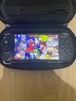 PSP 2000 Negra + Cargador + Complementos.