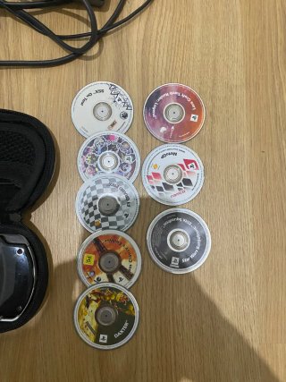 PSP 2000 Negra + Cargador + Complementos.