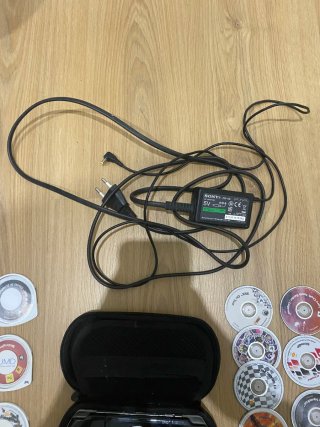 PSP 2000 Negra + Cargador + Complementos.