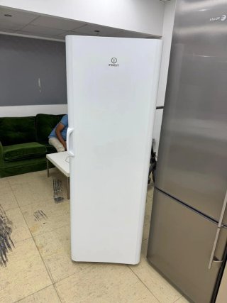Congelador vertical Indesit blanco