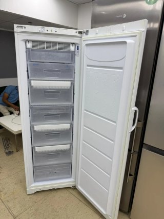 Congelador vertical Indesit blanco