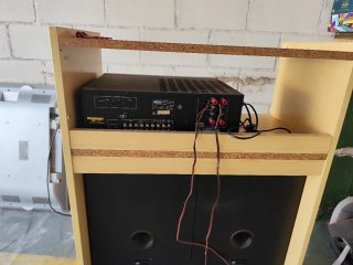 Equipo de sonido TEAC con altavoces y mueble